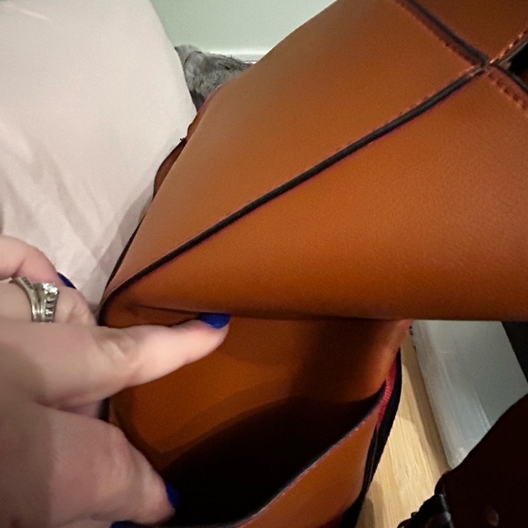 Hand bag with shoulder strap as well as cross body strap. - Picture 8 of 8